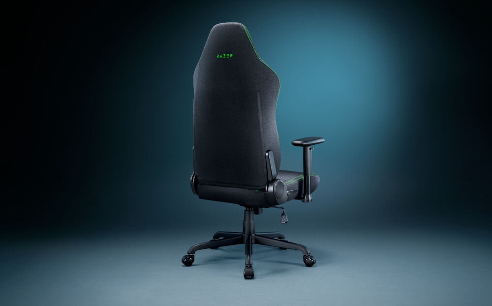 Fotel RAZER Iskur V2 X Czarny prezentacja fotela od tyłu na ciemnym tle z niebieskim światłem tapicerka wielowarstwowy materiał miękka i gładka struktura przyjemna w dotyku swobodny przepływ powietrza komfort