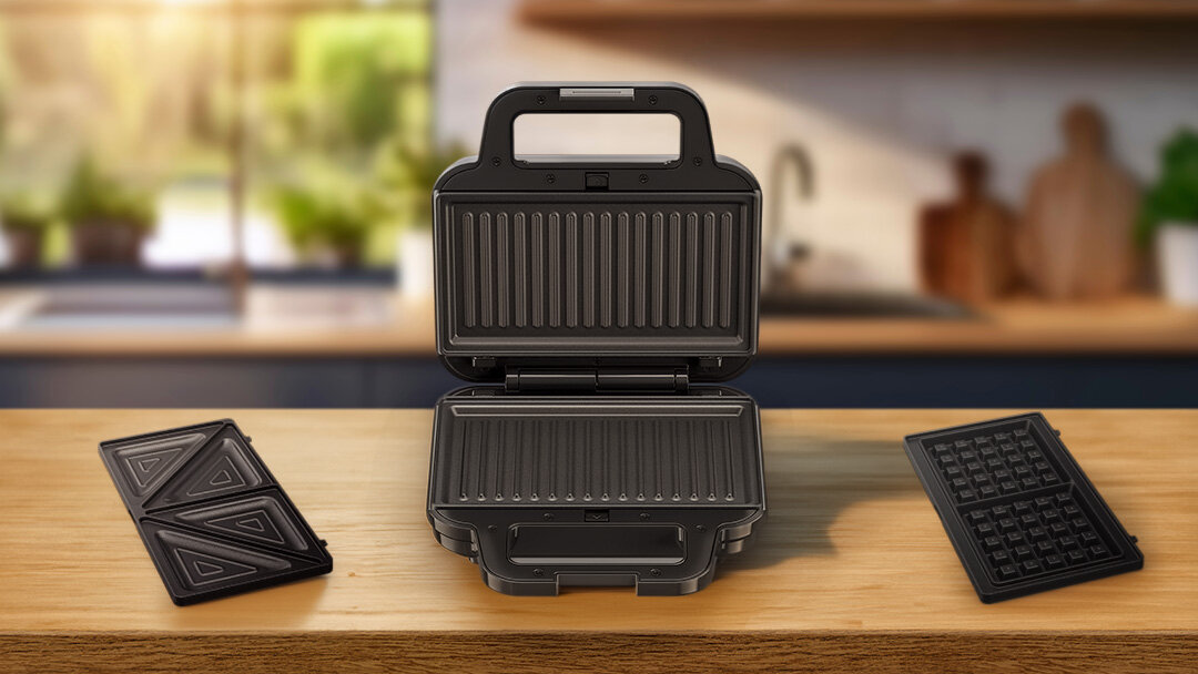 Opiekacz Ultra Compact SW383D 3W1 na kuchennym blacie, obok wymienne płyty.