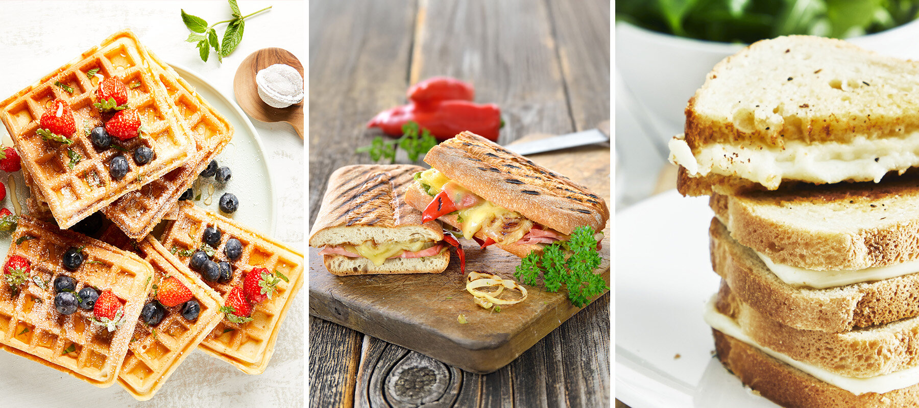 Gofry z owocami, grillowane kanapki na drewnianej desce i kanapki z serem.