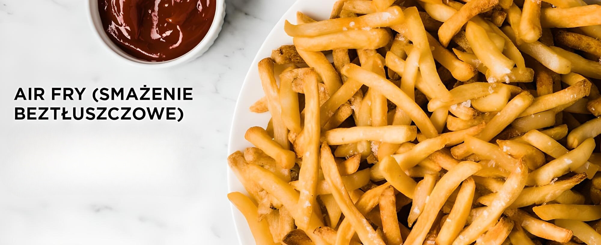 Air Fryer Frytkownica beztłuszczowa NINJA AF200EU z podwójnym koszem frytki obsypane solą jasny blat czerwony sos w pojemniku jasne tło Smażenie beztłuszczowe chrupkość potraw minimalne użycie oleju do 75% mniej tłuszczu bez utraty walorów smakowych