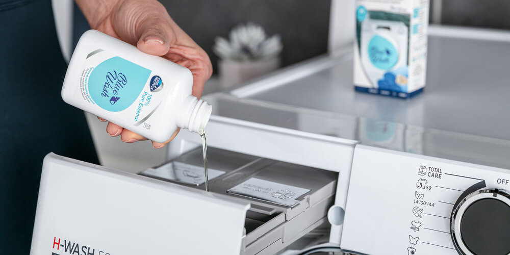 PERFUMY DO PRALKI CARE+PROTECT zdjęcie lifestyle pralka szufladka wlewanie opakowanie butelka łazienka intensywny i długotrwały zapach trwała formuła