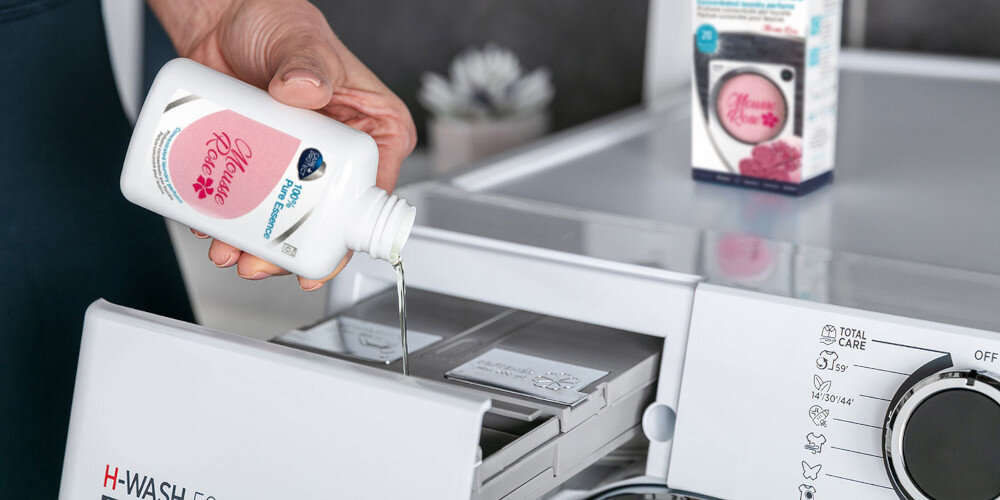 PERFUMY DO PRALKI CARE+PROTECT zdjęcie lifestyle pralka szufladka wlewanie opakowanie butelka łazienka intensywny i długotrwały zapach trwała formuła