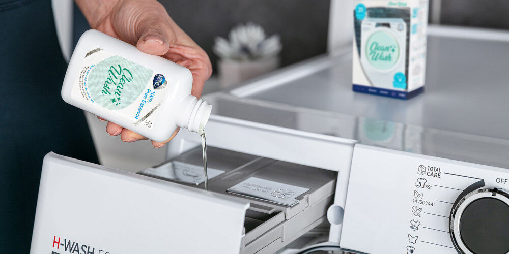 PERFUMY DO PRALKI CARE+PROTECT zdjęcie lifestyle pralka szufladka wlewanie opakowanie butelka łazienka intensywny i długotrwały zapach trwała formuła