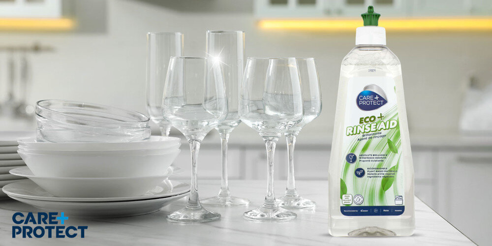 Nabłyszczacz do zmywarki CARE+PROTECT Eco+ CPP500DWE 500 ml zdjęcie lifestyle szkło kieliszki naczynia szklane front blat Błysk i imponująca czystość bez smug zacieków lśniące naycznia usuwanie osadów szybsze suszenie