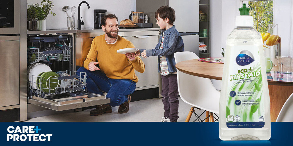 Nabłyszczacz do zmywarki CARE+PROTECT Eco+ CPP500DWE 500 ml zdjęcie lifestyle zmywarka otwarta front kuchnia zabudowa meble rodzina naczynia talerze Hipoalergiczna formuła bezpieczna bez substancji chemicznych ekosystem
