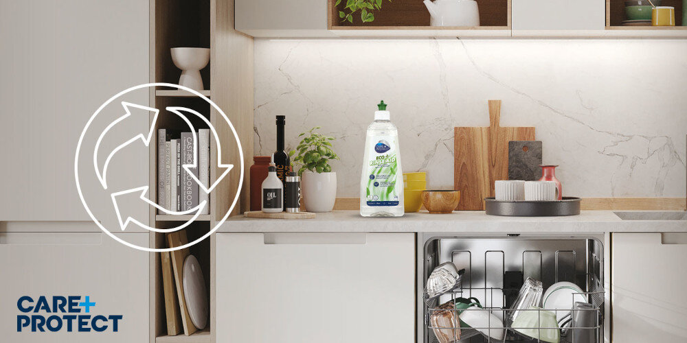 Nabłyszczacz do zmywarki CARE+PROTECT Eco+ CPP500DWE 500 ml zdjęcie lifestyle ikona grafika kuchnia zabudowa zmywarka otwarta blat mleble kuchenne ECO+ ekologia czystość Biodegradowalna formuła opakowanie z plastiku recykling Ekologia troska o przyszłość