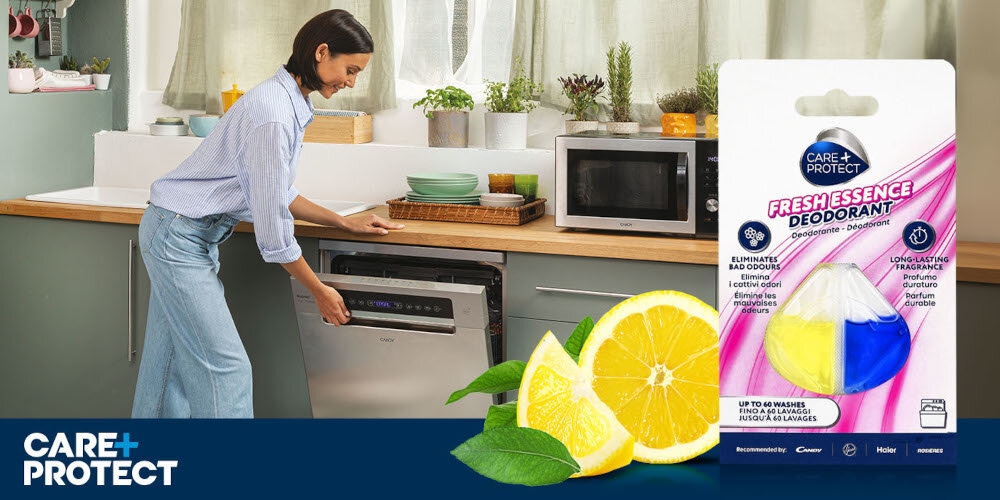 Odświeżacz do zmywarek CARE+PROTECT Fresh Essence CPP60DW zdjęcie lifestyle kobieta cytryna opakowanie kuchnia zmywarka otwarta kuchnia Cytrusowe odświeżenie