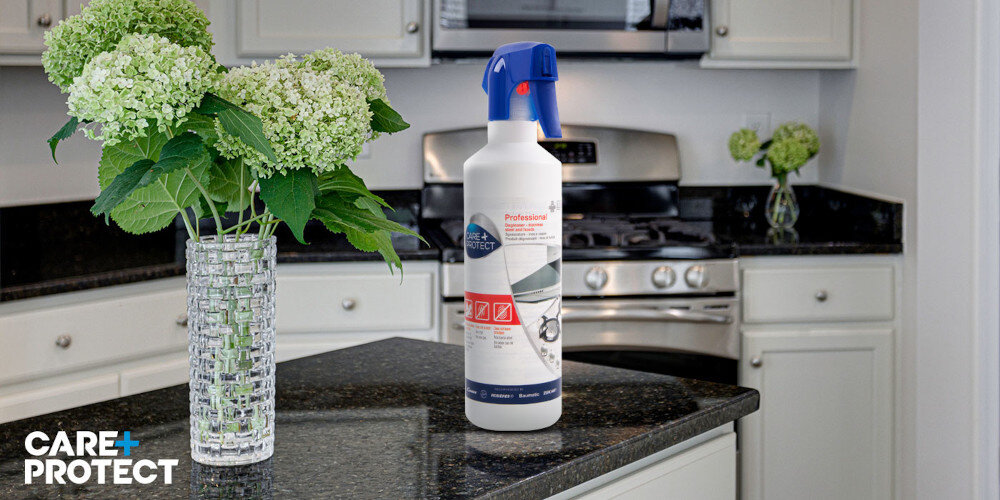 Płyn do czyszczenia stali nierdzewnej CARE+PROTECT CSL3801/1 500 ml zdjęcie lifestyle kuchnia blat opakowanie front wazon kwiaty meble szybkie efektywne sprzątanie stal nierdzewna Care+Protect
