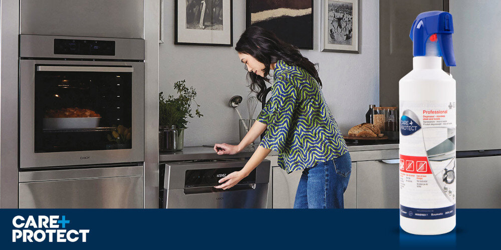 Płyn do czyszczenia stali nierdzewnej CARE+PROTECT CSL3801/1 500 ml zdjęcie lifestyle kuchnia piekarnik zmywarka meble zabudowa kobieta ochrona stali skuteczne czyszczenie długotrwała czystość blask