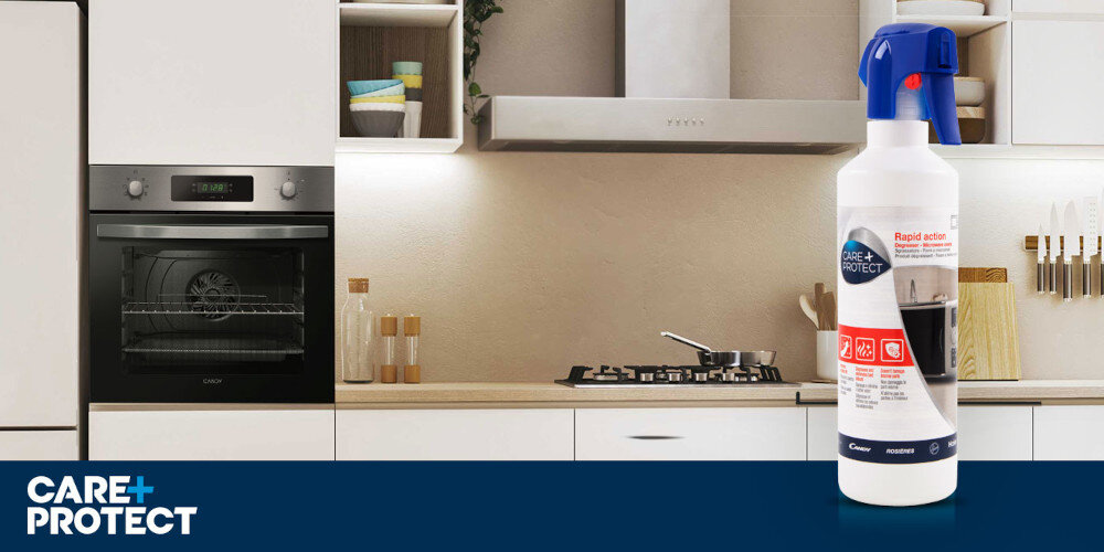 PŁYN DO CZYSZCZENIA PIEKARNIKÓW CARE+PROTECT CSL3701 1 - SPRAY 500 ML zdjęcie lifestyle front piekarnika kuchnia zabudowa butelka na blacie do piekarnika i grilla skuteczny uniwersalny grill ruszt