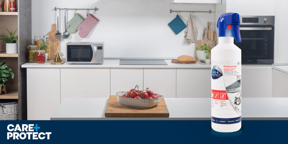 Płyn do czyszczenia płyt ceramicznych i indukcyjnych CARE+PROTECT zdjęcie lifestyle kuchnia meble zabudowa blat kuchenka mikrofalowa tło piekarnik usuwa plamy przypalone jedzenie rozpuszcza tłuszcz eliminuje przebarwienia długotrwała ochrona