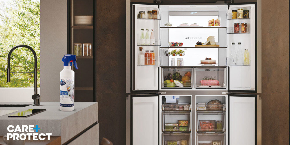 Płyn do czyszczenia Lodówek CARE+PROTECT CSL4001/1 500 ml zdjęcie lifestyle wizualizacja lodówka SBS otwarta wnętrze półki szuflady kuchnia zabudowa zlew bateria kuchenna Uniwersalne rozwiązanie dba o higienę usuwa plamy