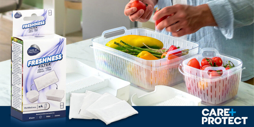 SASZETKI Z AKTYWNYM WĘGLEM DO ORGANIZERÓW CARE+PROTECT CFSFB4004 zdjęcie lifestyle opakowanie owoce warzywa mężczyzna pochłania wilgoć i neutralizuje zapachy długa świeżość