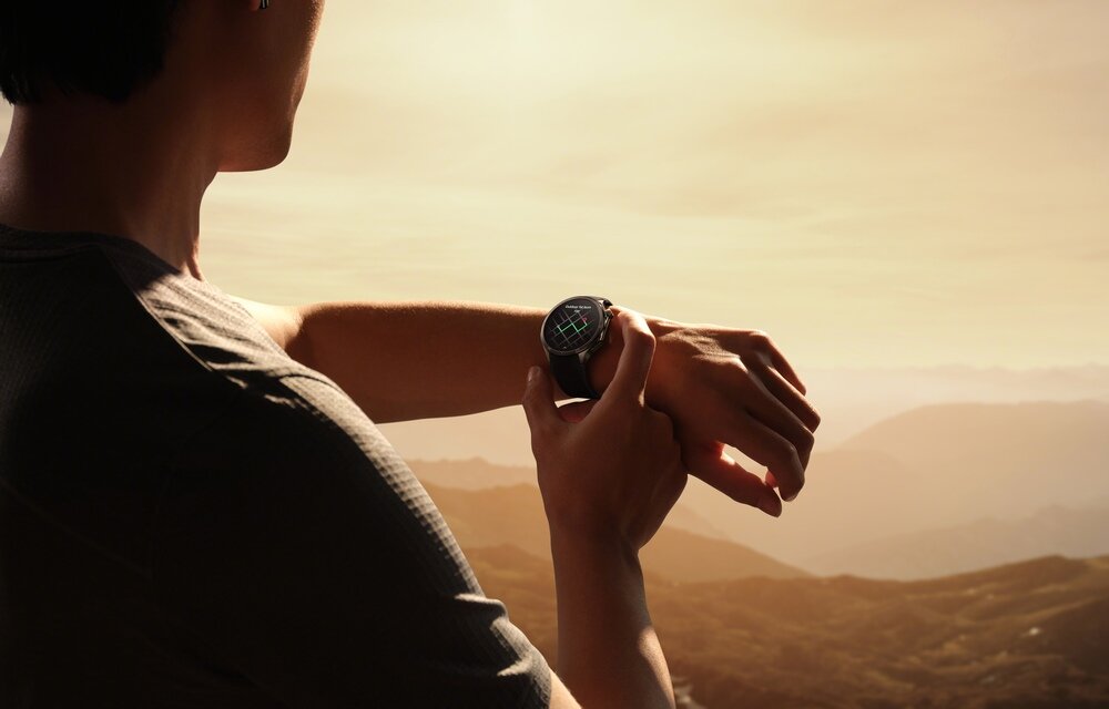 Smartwatch ONEPLUS Watch 3 człowiek korzysta z zegarka