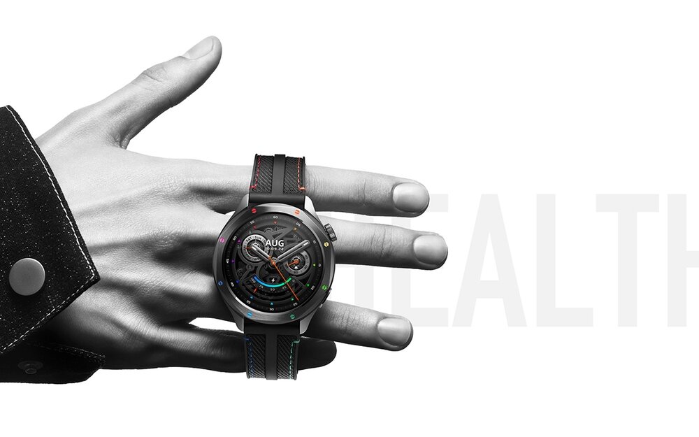 Smartwatch XIAOMI Watch S4 trzymany na palcach modela