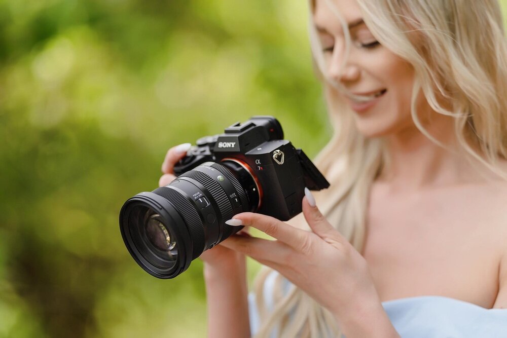 Obiektyw SIGMA A 24-70mm f-2.8 DG DN II  na aparacie w ręku    