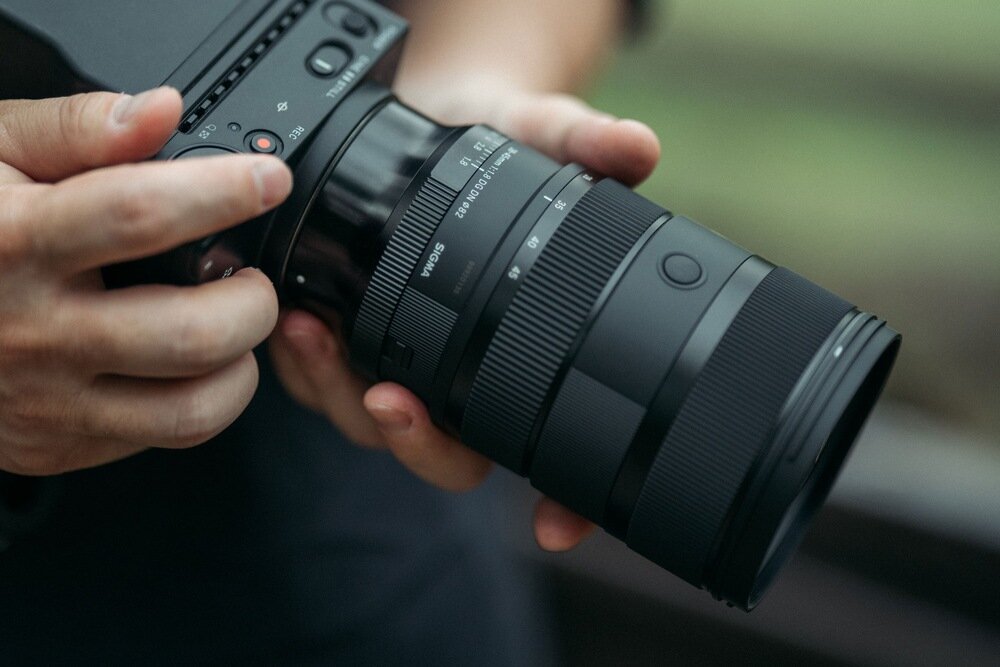 Obiektyw SIGMA A 28-45mm f-1.8 DG DN na aparacie trzymanym w ręku   
