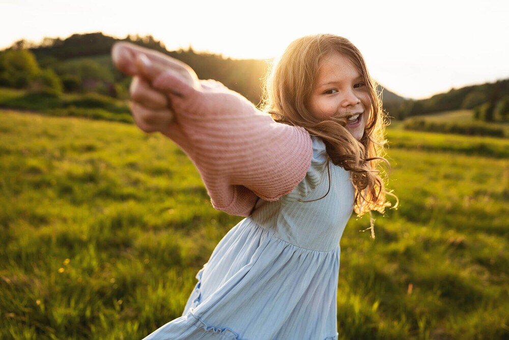 Obiektyw SIGMA A 28-45mm f-1.8 DG DN  dziecko na łące  