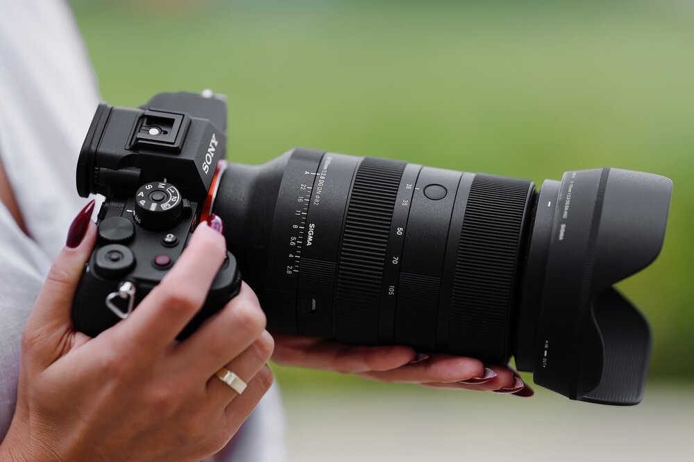 Obiektyw SIGMA A 28-105mm f-2.8 DG DN na aparacie trzymanym w ręku