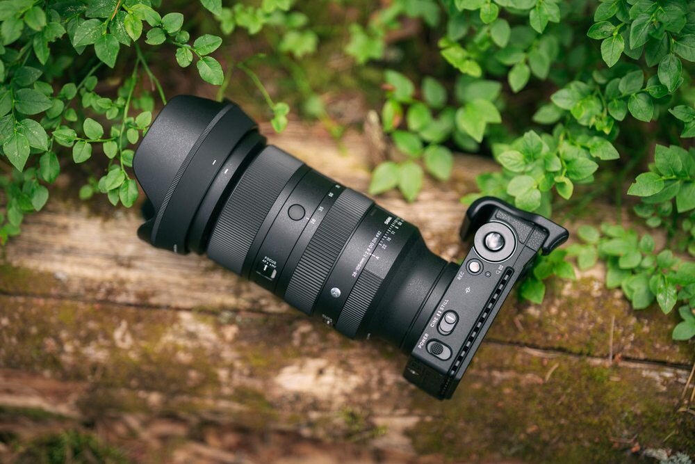 Obiektyw SIGMA A 28-105mm f-2.8 DG DN na stole w ogrodzie