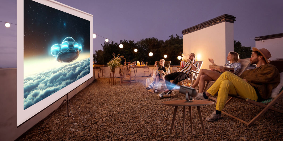 Projektor DANGBEI Freedo Full HD (1920 x 1080), 450 ANSI lumen, Wi-Fi, Bluetooth kino polowe oglądanie filmu na ekranie projekcyjnym ustawionym na zewnątrz