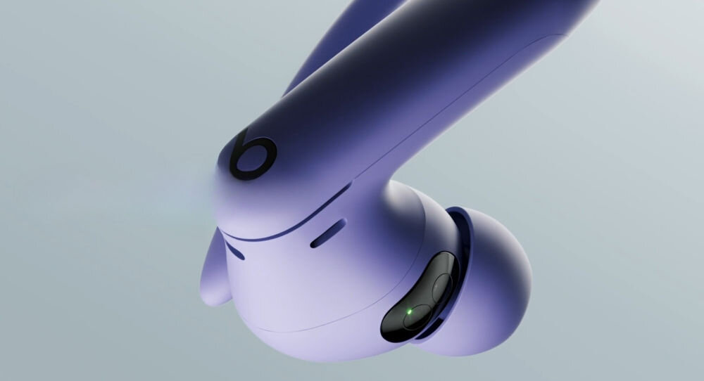 Słuchawki dokanałowe BEATS Powerbeats Pro 2 Piaskowa burza lekkie jak piórko, o 20% lżejsze od poprzedniego modelu, waga jednej słuchawki wynosi ok. 8,5 g,
słuchawka na szarym tle