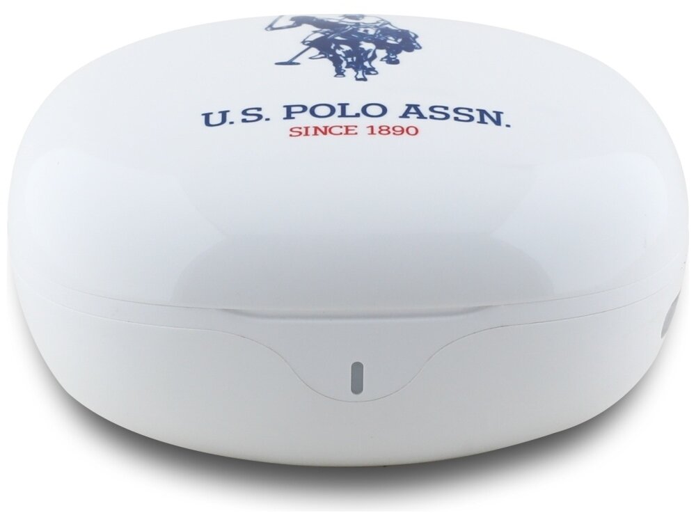 Słuchawki dokanałowe US POLO ASSN DH Logo, etui ładujące do słuchawek na białym tle bluetooth 5.4 zasięg 10 metrów dotykowy panel voice assistant calling control