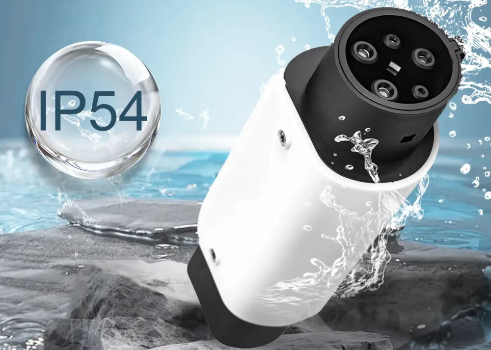 Adapter do ładowarki samochodu elektrycznego EXTRALINK EX.22622 gniazdo Typ 2 - wtyk Typ 1 woda adapter zanurzony w wodzie obok napis IP54 zakres temperatur od -30°C do +50°C pełna funkcjonalność niezależnie od pogody stopień ochrony IP54 zabezpiecza adapter przed kurzem i wilgocią ładowanie nawet w trudnych warunkach atmosferycznych