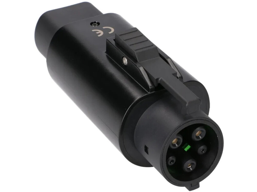 Adapter do ładowarki samochodu elektrycznego EXTRALINK EX.22622 gniazdo Typ 2 - wtyk Typ 1 adapter na białym tle widoczny od przodu pod skosem z termoplastycznego tworzywa UL94 V-0 odporność na wysoką temperaturę i podnosi poziom bezpieczeństwa użytkownika posrebrzane styki miedziane stabilne przekazywanie energii małe straty przewodzenia ponad 10000 cykli podłączania niewielka siła połączeniowa poniżej 100 N ułatwia obsługę wygoda stabilność