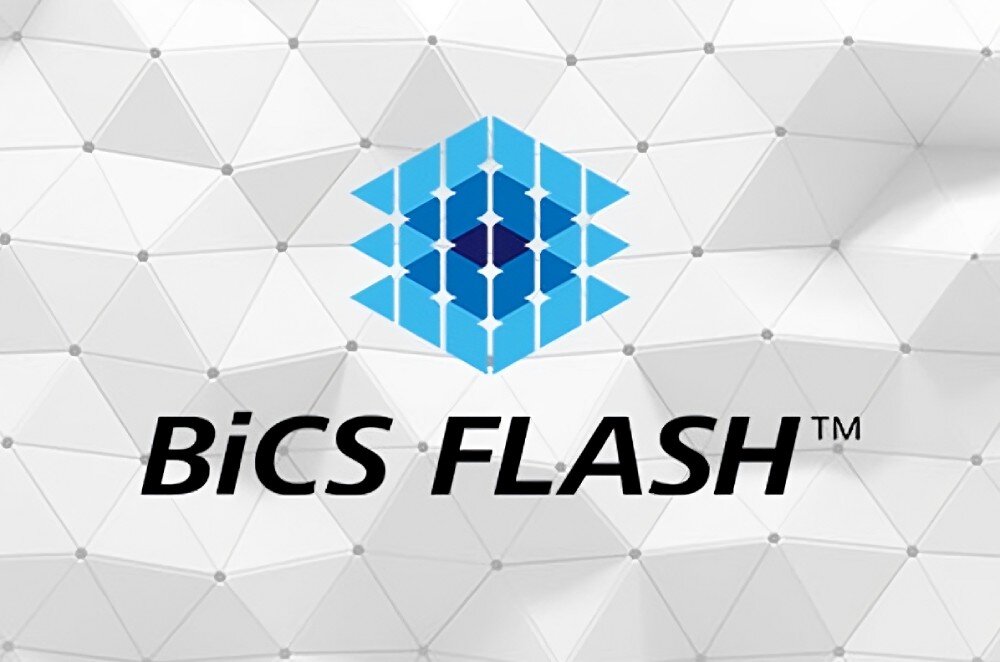 Dysk KIOXIA Exceria Plus G4 Logo BiCS FLASH z niebieską grafiką na geometrycznym, białym tle, pamięć, technologia, żywotność, średni czas bezawaryjnej pracy