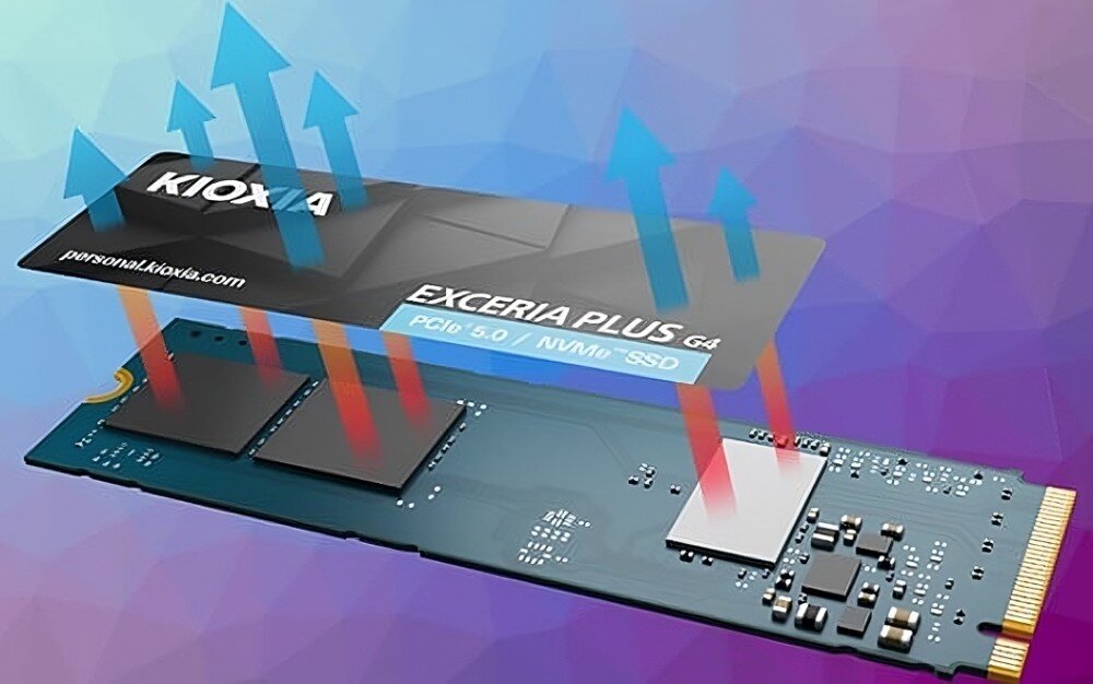 Dysk KIOXIA Exceria Plus G4 Grafika przedstawiająca dysk SSD z wizualizacją przepływu ciepła unoszącego się znad układów elektronicznych, etykieta, chłodzenie, temperatura