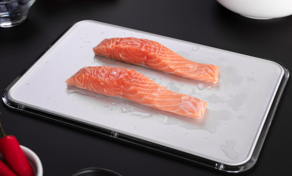 ALUMINIOWA TACA DO ZAMRAŻARKI HAIER FRESHER PAD HAFRESHERPAD zdjęcie lifestyle ryby łosoś taca blat czarne tło Maksymalna świeżość bez utraty wartości odżywczych Szybkie zamrażanie i rozmrażanie Przewodzenie ciepła dwa kriogeniczne przewody cieplne metaliczna powierzchnia szybka wymiana ciepła