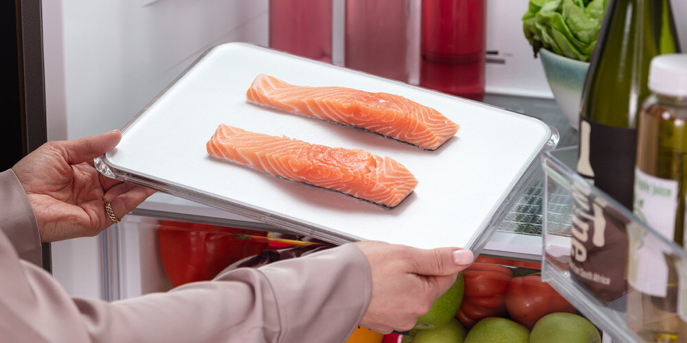 ALUMINIOWA TACA DO ZAMRAŻARKI HAIER FRESHER PAD HAFRESHERPAD zdjęcie lifestyle ryby łosoś lodówka wkładanie Maksymalna świeżość bez utraty wartości odżywczych