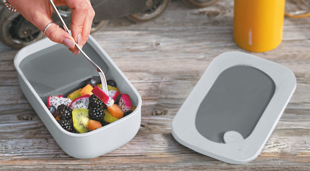 LUNCH BOX HAIER BY GUZZINI HAGCB40 zdjęcie lifestyle pudełko owoce widelec blat sok Bezpieczne przechowywanie 100% szczelności suche płynne produkty Hermetyczne zamknięcie Eliminuje ryzyko wycieków i zabrudzeń Pojemnik do zadań specjalnych do mrożenie specjalny wentyl Włoska elegancja od Guzzini