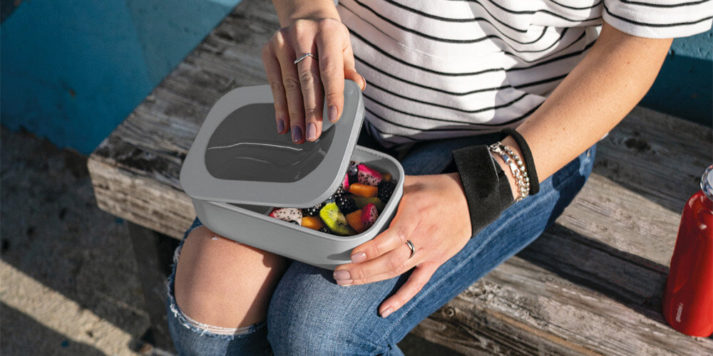 LUNCH BOX HAIER BY GUZZINI HAGCB40 zdjęcie lifestyle kobieta otwarte pudełko owoce dopasowany do Ciebie kompaktowa budowa 
