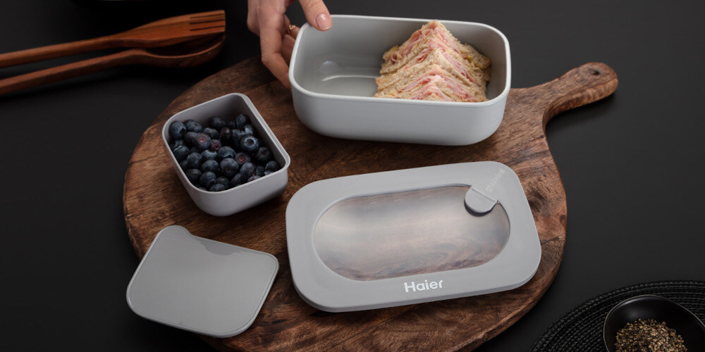LUNCH BOX HAIER BY GUZZINI HAGCB40 zdjęcie lifestyle deska pudełko otwarte pokrywka borówki owoce kanapki chleb Włoska elegancja od Guzzini włoska marka artykuły kuchenne wysoka jakość