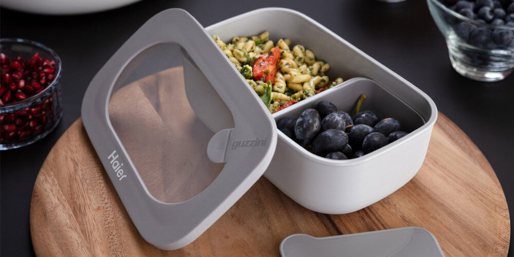 LUNCH BOX HAIER BY GUZZINI HAGCB40 otwarty sałatka makaronowa śliwki owoce deska zdjęcie lifestyle z myślą o Twojej wygodzie komfort łatwe oddzielanie przegroda 