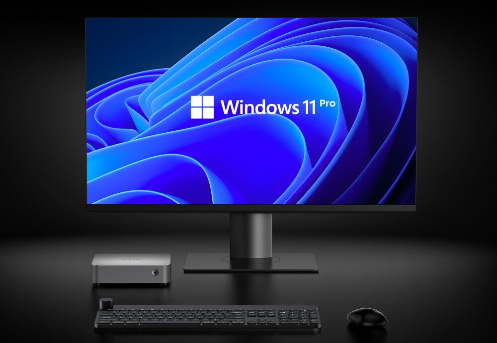 Komputer CHUWI AuBox-P komputer podłączony do monitora z systemem Windows 11 Pro. Na biurku klawiatura i myszka, tworząc minimalistyczne stanowisko pracy, system Windows, funkcje, zalety
