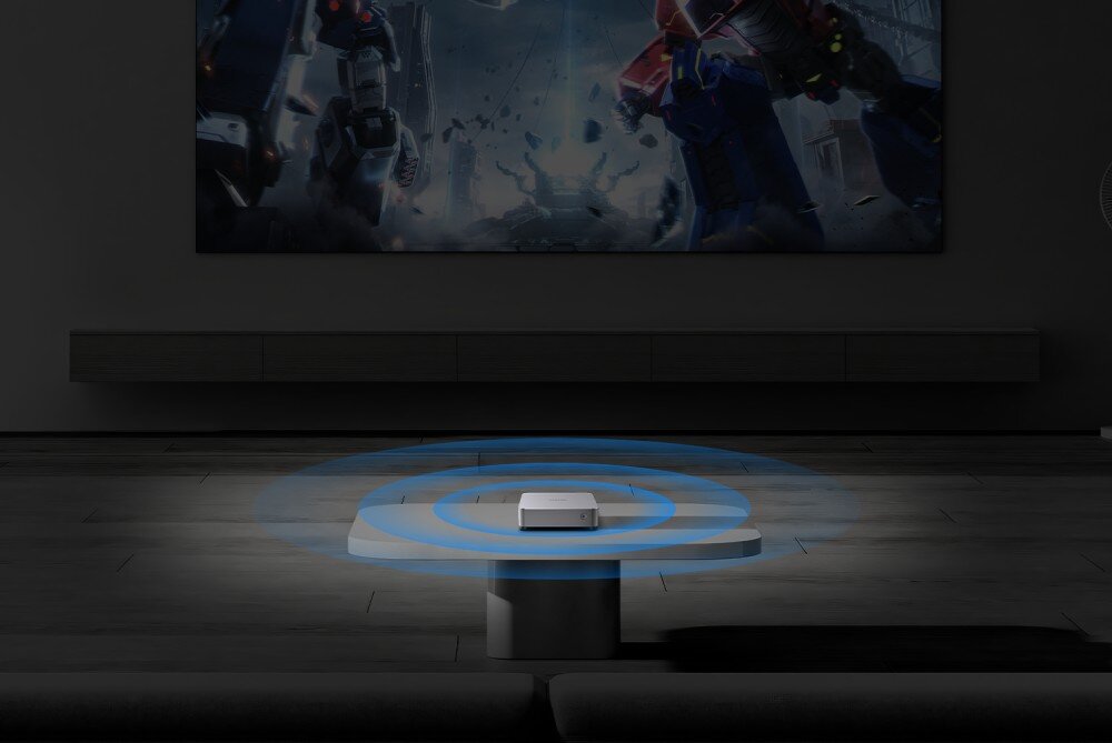 Komputer CHUWI AuBox-P Komputer umieszczony na stole w salonie. Kręgi świetlne symbolizują jego łączność bezprzewodową, Wi-Fi, złącza 2.5G LAN, Bluetooth
