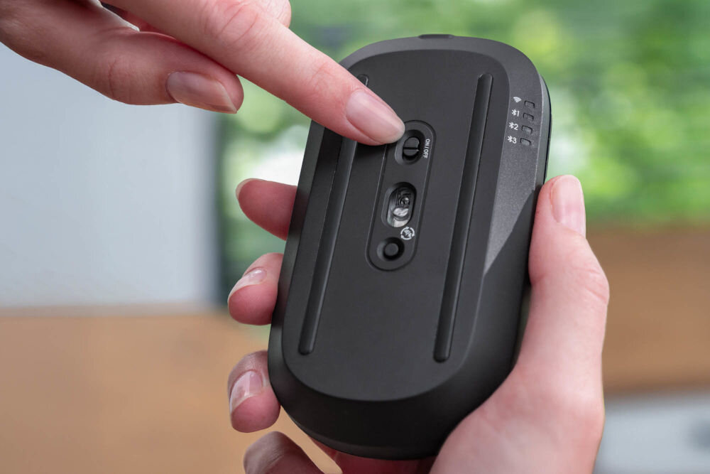 Mysz XQUANTUM WM400K widok dołu myszki przełącznik łączność 2,4 GHz Bluetooth do 4 urządzeń