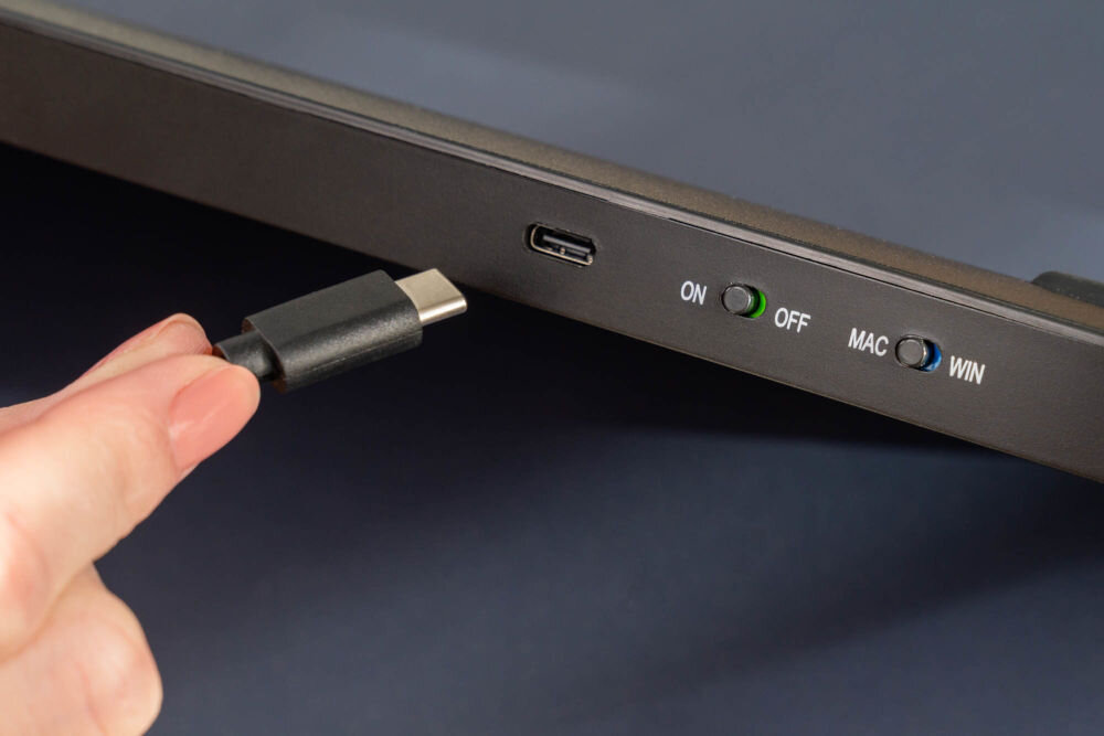 KLAWIATURA XQUANTUM WK500K Wireless pokazanie podłączania kabla do portu USB-C z baterią 300 mAh czas pracy 110 godzin ładowanie USB-C