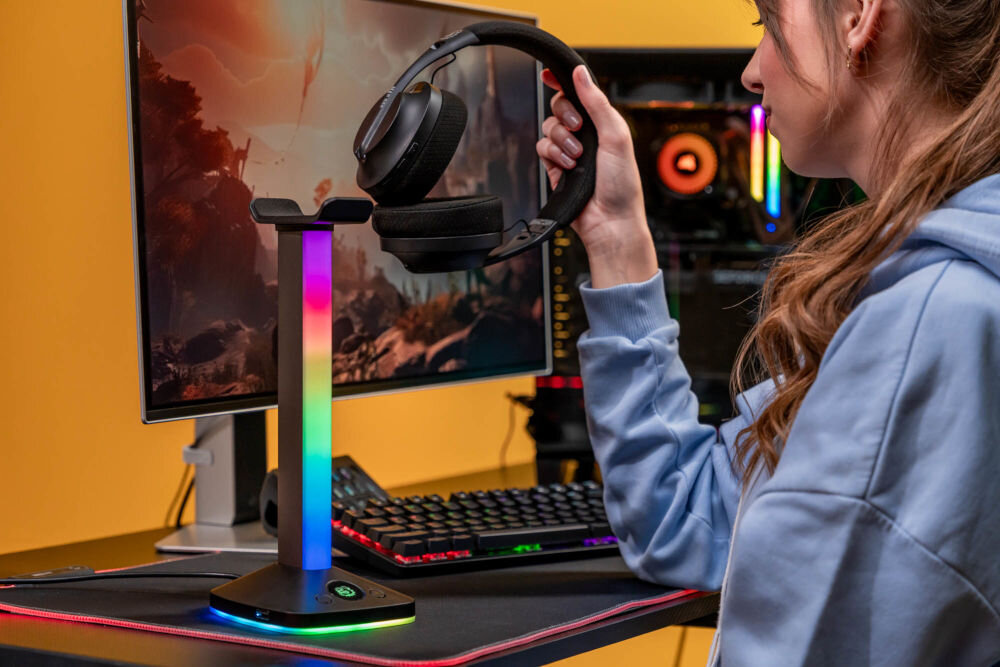 MAD DOG HPS800K stojak na słuchawki porządek biurko setup gamingowy - osoba odkładająca słuchawki na stojak