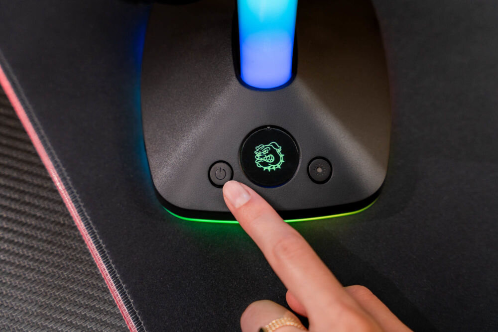 MAD DOG HPS800K stojak na słuchawki podświetlenie LED RGB 10 trybów - zbliżenie na przycisk zasilania i przycisk zmiany trybów