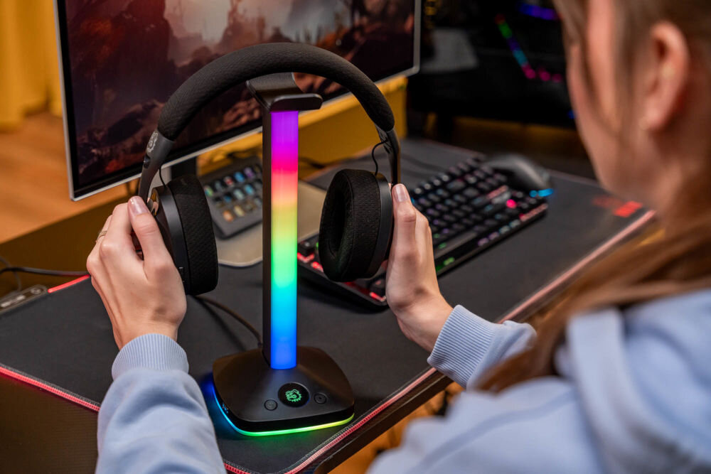 MAD DOG HPS800K stojak aluminiowa konstrukcja wytrzymały elegancki - osoba odkładająca słuchawki na podświetlony stojak