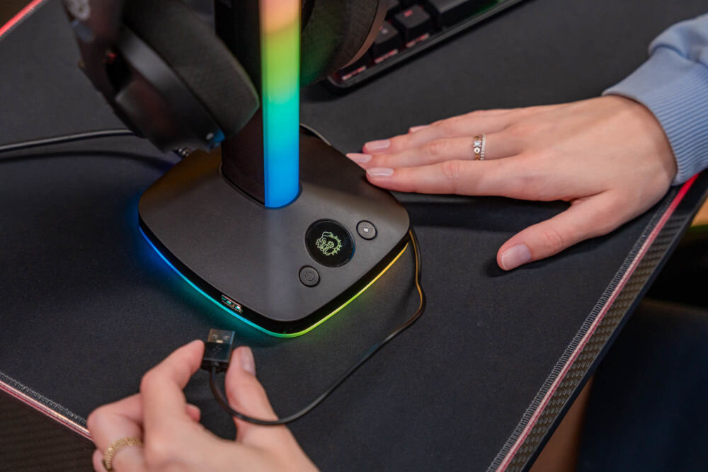 MAD DOG HPS800K stojak na słuchawki 3 porty USB 2.0 HUB gamingowy - podłączanie kabla do portu USB-A