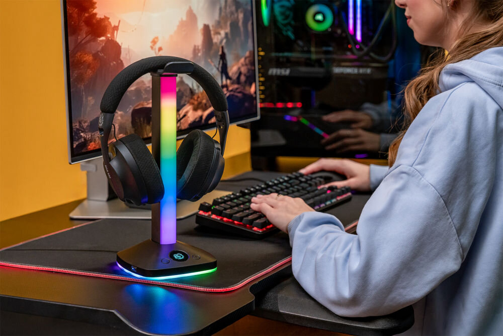 MAD DOG HPS800K stojak na słuchawki kabel 1,5 m elastyczne ustawienie biurka - słuchawki odłożone na stojak z boku biurka