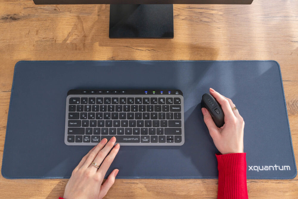 Klawiatura XQUANTUM WK510K Wireless dłonie położone na klawiaturze przycisk AI szybki dostęp do funkcji inteligentnych