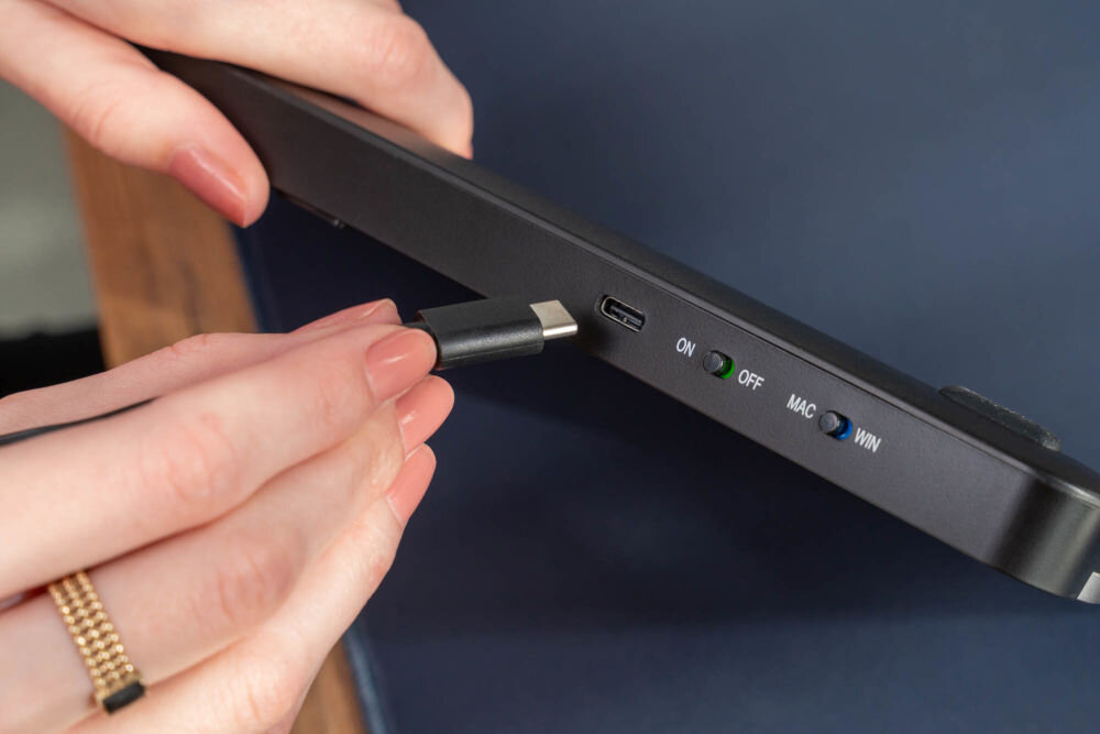 Klawiatura XQUANTUM WK510K Wireless pokazanie podłączania kabla do portu USB-C z baterią 300 mAh czas pracy 110 godzin ładowanie USB-C przycisk On/Off oszczędność baterii
