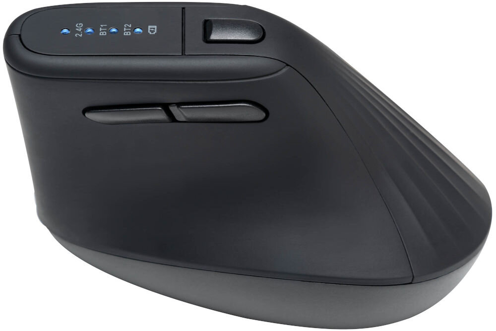 Mysz XQUANTUM WM700K Lewy profil myszy pionowej XQUANTUM z widocznymi przyciskami bocznymi oraz diodami statusu 2.4G i BT.