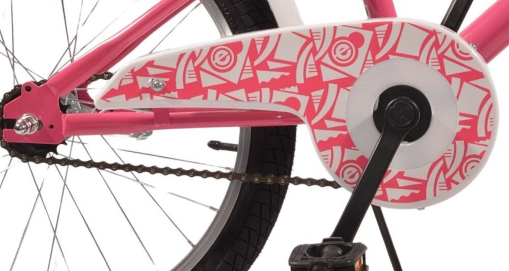Rower dziecięcy ENERO Lady Rider 20 cali dla dziewczynki Różowo-biały białe tło zbliżenie na osłonę łańcucha osłona pokryta kolorową grafiką ochrona przed wkręceniem zabezpiecza łańcuch przed brudem błotniki osłaniają odzież dziecka przed zachlapaniem błotem